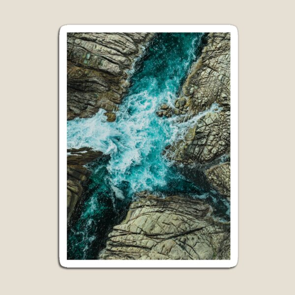 Aperçu de l'œuvre Photo prise par drone de l'océan et des rochers créée et vendue par SauraLume.