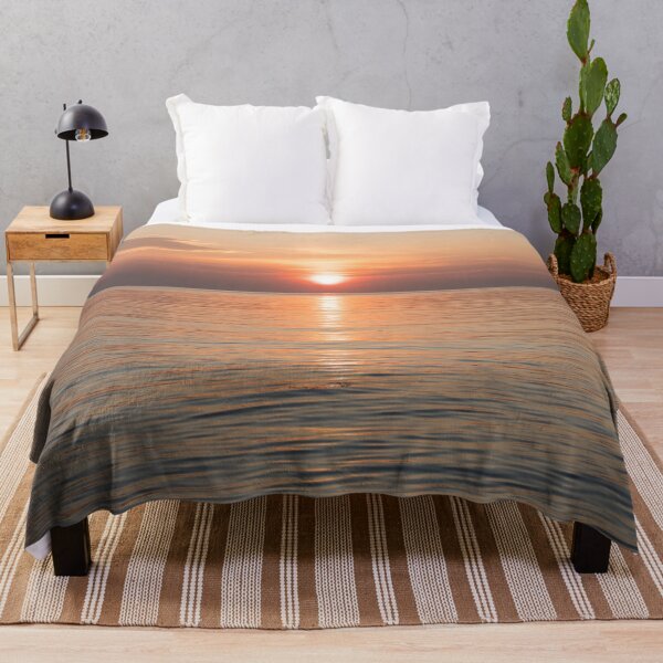 Aperçu de l'œuvre Coucher de soleil serein sur l'océan, dans une teinte orange intense. créée et vendue par Georgia Mizuleva.