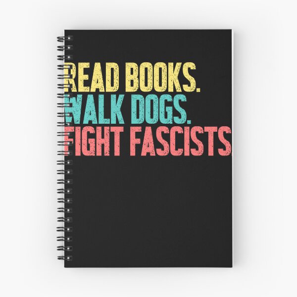 Artikelvorschau, Bücher lesen, mit Hunden spazieren gehen, Faschisten bekämpfen, Antifaschismus-Aktivist, progressiver Leser, Hundeliebhaber entworfen und verkauft von RetroMini2026.