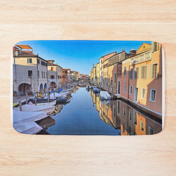 Artikelvorschau, Stadtbild von Chioggia mit dem schmalen Wasserkanal Vena, an dem zwischen alten, farbenfrohen Gebäuden bunte Boote vor Anker liegen; Region Venetien, Italien entworfen und verkauft von goceris.