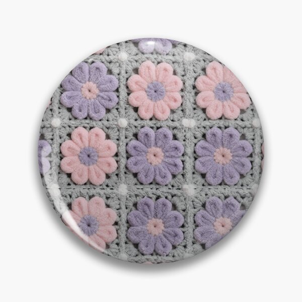 Artikelvorschau, Quadrat aus flauschigem Chenille-Häkeln mit rosa-fliederfarbenem Blütenmuster entworfen und verkauft von LuisWorks.