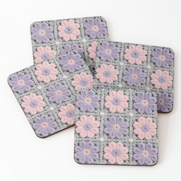 Artikelvorschau, Quadrat aus flauschigem Chenille-Häkeln mit rosa-fliederfarbenem Blütenmuster entworfen und verkauft von LuisWorks.
