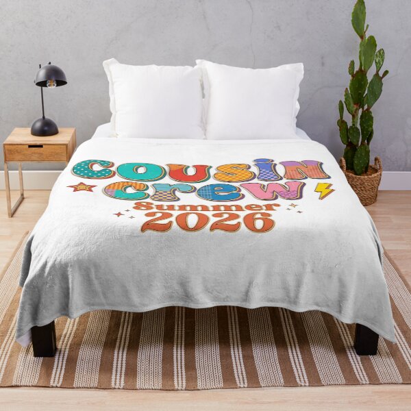 Aperçu de l'œuvre T-shirt enfant assorti « Cousins Crew » pour vacances d'été en famille (style rétro) | Cadeau graphique mignon pour les retrouvailles familiales créée et vendue par Trendably.