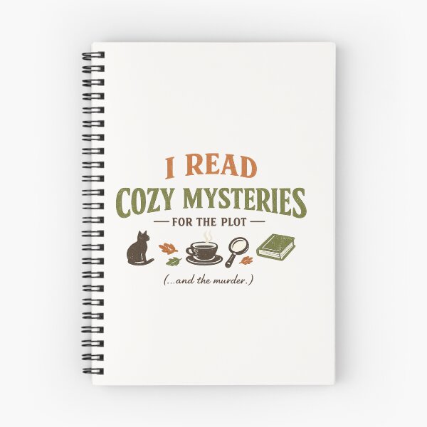 Item preview, Descripción Un divertido e ingenioso diseño de estilo otoñal y vintage para los apasionados de la lectura. Con la frase "I Read Cozy Mysteries For The Plot (...and the murder.)" y bonitos iconos de un gato, una taza de café, una lupa y hojas secas, es el  designed and sold by Studio_21.