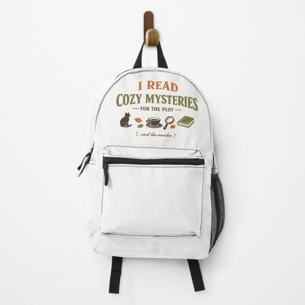 Item preview, Descripción Un divertido e ingenioso diseño de estilo otoñal y vintage para los apasionados de la lectura. Con la frase "I Read Cozy Mysteries For The Plot (...and the murder.)" y bonitos iconos de un gato, una taza de café, una lupa y hojas secas, es el designed and sold by Studio_21.