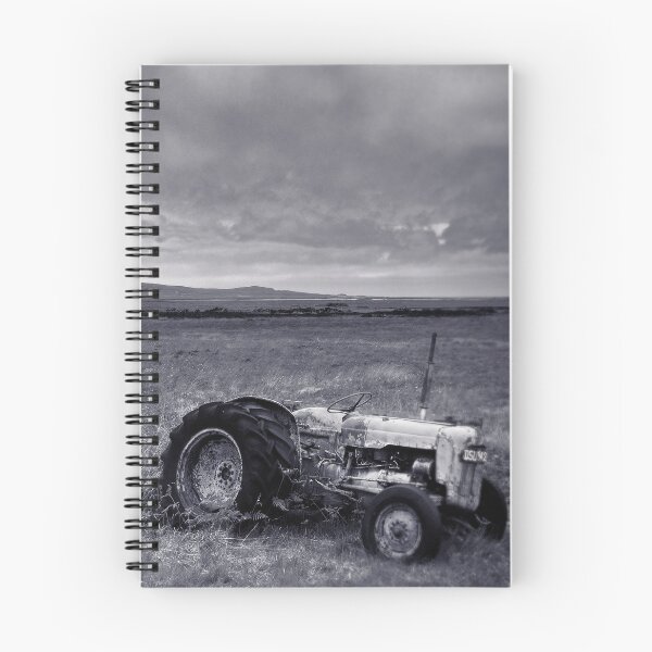Artikelvorschau, Verlassener Traktor auf einem abgelegenen Feld, Islay entworfen und verkauft von Kasia Design.