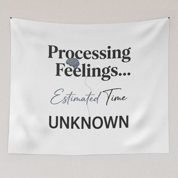 Artikelvorschau, Gefühle verarbeiten – Geschätzte Zeit unbekannt – Lustiges T-Shirt mit Typografie zum Thema Grübeln und psychische Gesundheit – Geschenk für Introvertierte entworfen und verkauft von softmind studio.