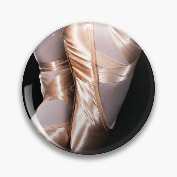 Artikelvorschau, En Pointe Elegance – Fine-Art-Ballett-Spitzenschuhfotografie entworfen und verkauft von Kimberly Palmer.