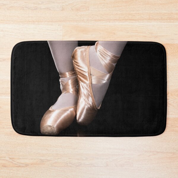 Aperçu de l'œuvre En Pointe Elegance – Photographie de pointes de ballet d’art créée et vendue par Kimberly Palmer.