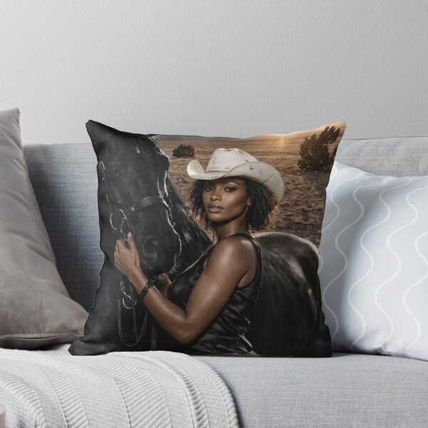 Artikelvorschau, Goldene Stunde Western Grace – Moderne Cowgirl mit schwarzem Pferd entworfen und verkauft von Bela Ambrus.