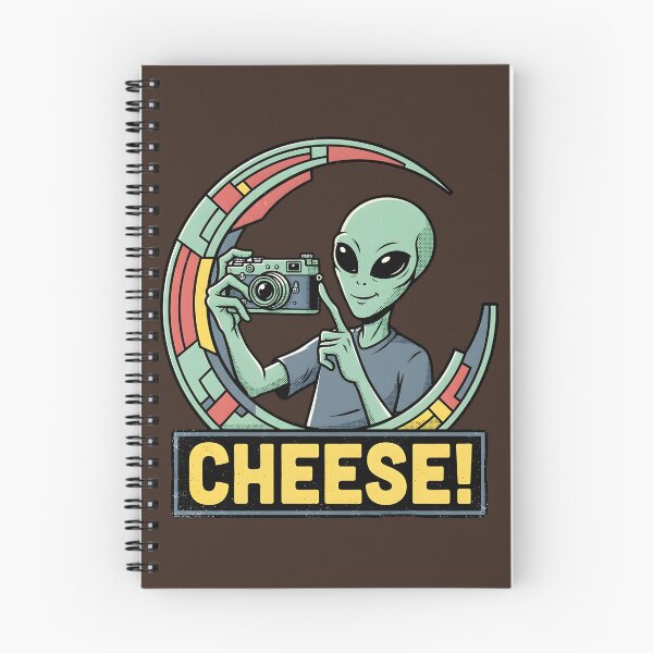 Artikelvorschau, Niedlicher Alien macht ein Selfie – Retro-Käse-Grafik entworfen und verkauft von DuckOddity.