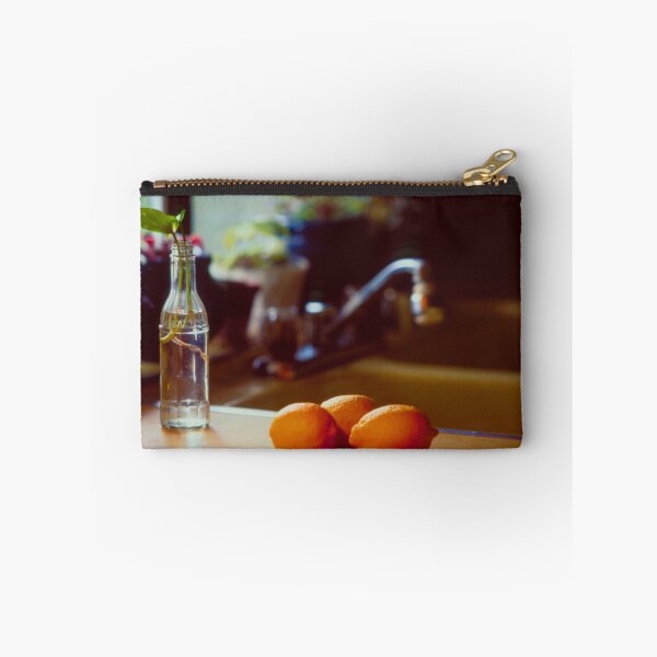 Artikelvorschau, Zitronen und Flasche auf der Küchentheke entworfen und verkauft von jklune.