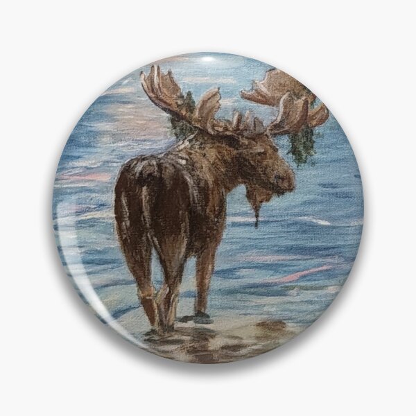 Aperçu de l'œuvre Un orignal solitaire se tient là, en train de brouter dans un lac calme et tranquille, tandis que la pleine lune se lève et que le soleil se couche dans une obscurité rosée. créée et vendue par Lori Richardson.