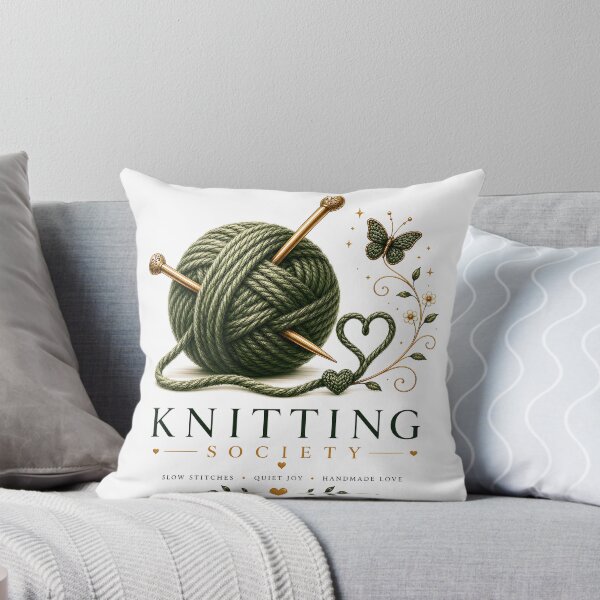 Artikelvorschau, Strickverein – Stricknadeln & Garn | Geschenk für Stricker | Häkelfan | Gemütliches Handarbeits-T-Shirt | Mit Liebe handgefertigt entworfen und verkauft von Digital Culture Studio.