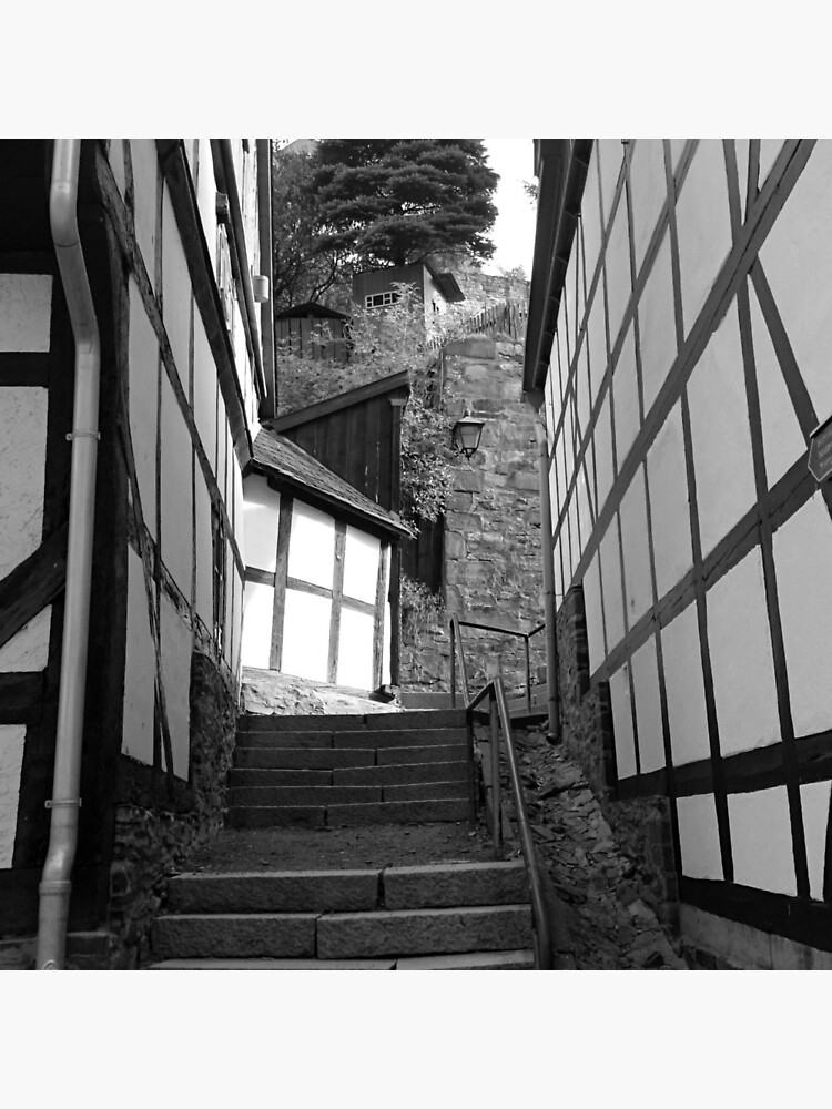 Gasse in Stolberg / Harz mit Treppe in schwarz-weiß von Gourmetkater