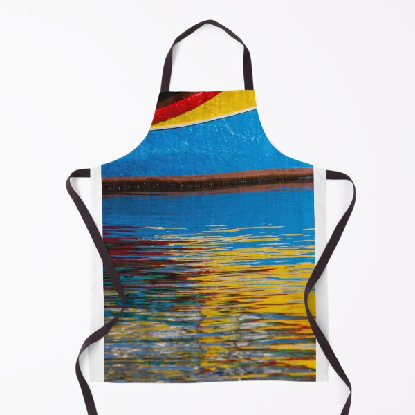 Aperçu de l'œuvre Coque de bateau colorée et reflets ondulants dans l'eau : photographie abstraite en gros plan avec des rayures vibrantes créée et vendue par Nmallia.