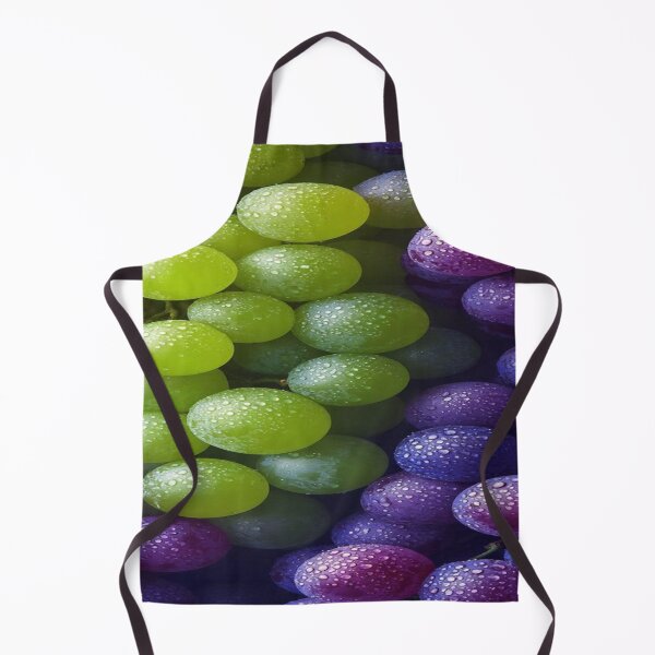 Aperçu de l'œuvre La Fraîcheur Perlée des Grappes Dorées , Raisins Frais & Gouttes de Rosée - Grappes Vertes et Violettes Macro créée et vendue par RAYBIL.