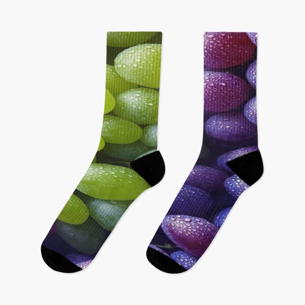 Artikelvorschau, Die perlmuttartige Frische goldener Trauben, frischer Trauben und Tautropfen – grüne und violette Trauben (Makroaufnahme) entworfen und verkauft von RAYBIL.