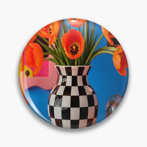 Artikelvorschau, Skurrile Schachbrettvase, neonorange Tulpen, eklektischer Kunstdruck entworfen und verkauft von Gameshalah's Designs Hub.