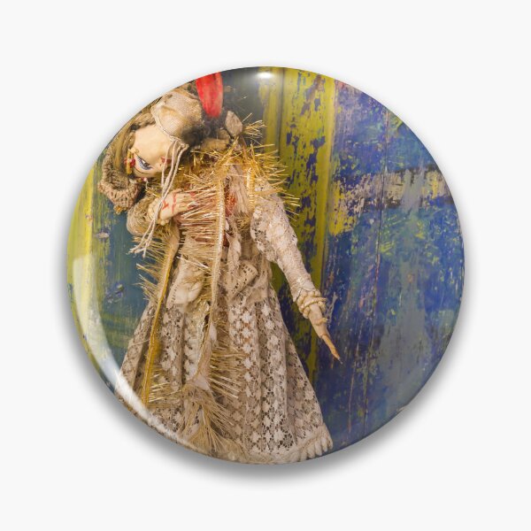 Artikelvorschau, Vintage-Hängepuppen-Talisman an einer farbenfrohen, verwitterten Tür mit rotem Band und Spitze entworfen und verkauft von Nmallia.