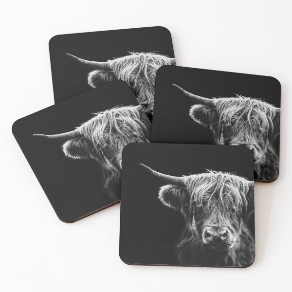 Aperçu de l'œuvre Photographie d'art d'une vache des Highlands - Portrait de vache écossaise en noir et blanc - Impression animalière - Décoration rustique de ferme - Cadeau idéal pour la vie à la campagne créée et vendue par Kzara Visual.