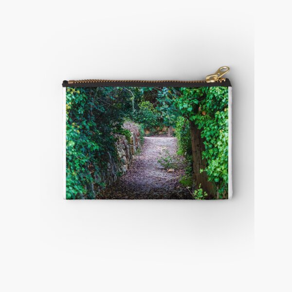Artikelvorschau, Ein abgeschiedener, efeubewachsener Gartenweg, eingerahmt von Steinmauern und einem üppig grünen Torbogen entworfen und verkauft von Nmallia.