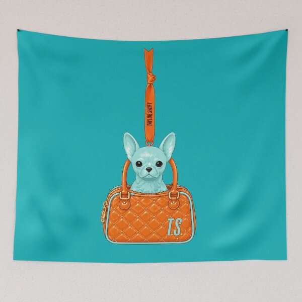Aperçu de l'œuvre Reproduction d'un chihuahua en peluche aboyant après un petit sac à main chihuahua - en fait romantique créée et vendue par taylorvinyls.