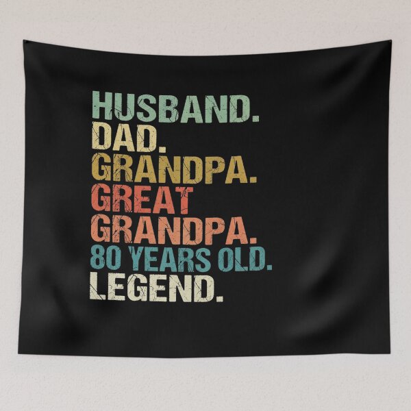 Artikelvorschau, Ehemann, Vater, Opa, Uropa – 80-jährige Legende – Lustiges T-Shirt | Familiengeschenk zum 80. Geburtstag entworfen und verkauft von Trendably.