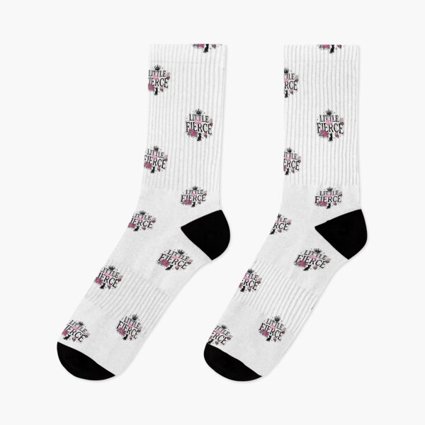 Artikelvorschau, T-Shirt mit verführerischer, kleiner, aber wilder schwarzer Katze – Niedliches Gothic-Blumen- und Schmetterlingsdesign für Katzenliebhaber und Fans von sanfter Ästhetik entworfen und verkauft von GemBob Creations.