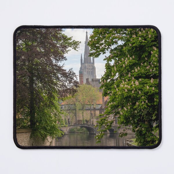 Aperçu de l'œuvre Bruges, Belgique - Vue du canal avec l'église Notre-Dame au loin créée et vendue par jrtwynam.