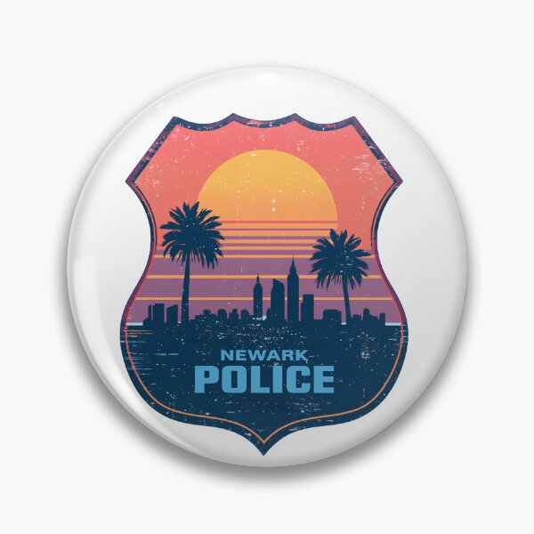 Artikelvorschau, T-Shirt mit Newark-Polizeiabzeichen im Sonnenuntergangsdesign, Geschenkidee für die Polizei von Newark, Retro-T-Shirt mit Polizeimotiv entworfen und verkauft von pawsome purrfect.