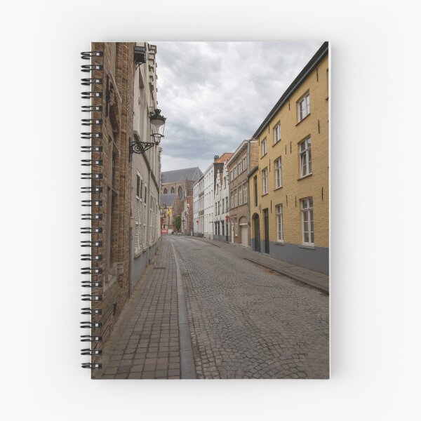 Artikelvorschau, Brügge, Belgien - Ruhiges Stadtbild der Heilige-Geeststraat entworfen und verkauft von jrtwynam.