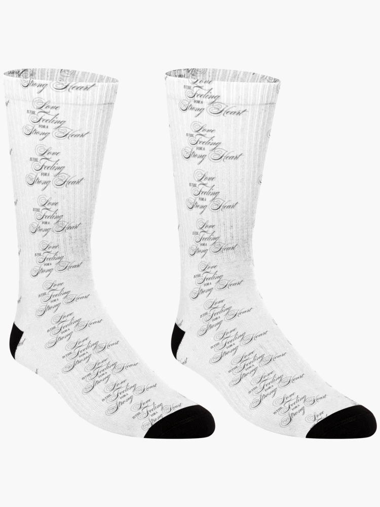 Aperçu 3 sur 5. Chaussettes avec l'œuvre AMOUR FORT créée et vendue par RitsikaDesigns.