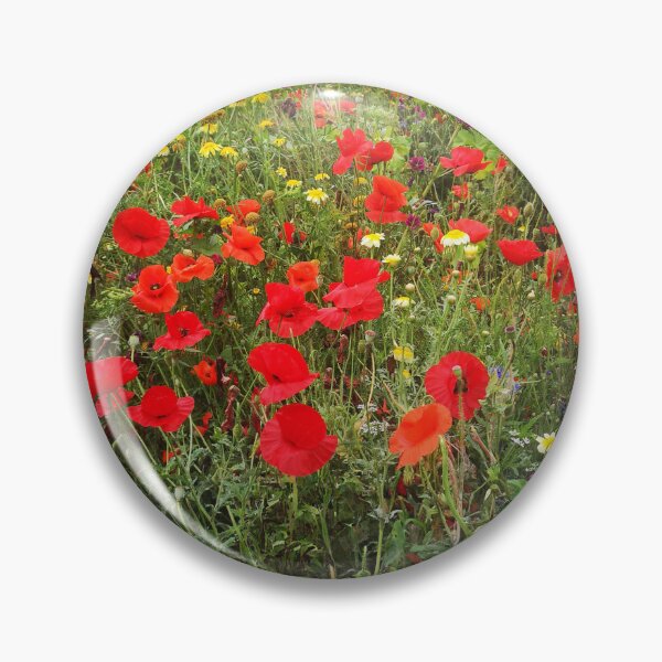 Artikelvorschau, Wildblumen mit roten Mohnblumen auf einer Wiese entworfen und verkauft von Elwira Studio.
