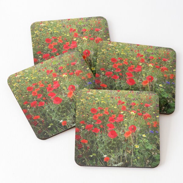 Artikelvorschau, Wildblumen mit roten Mohnblumen auf einer Wiese entworfen und verkauft von Elwira Studio.