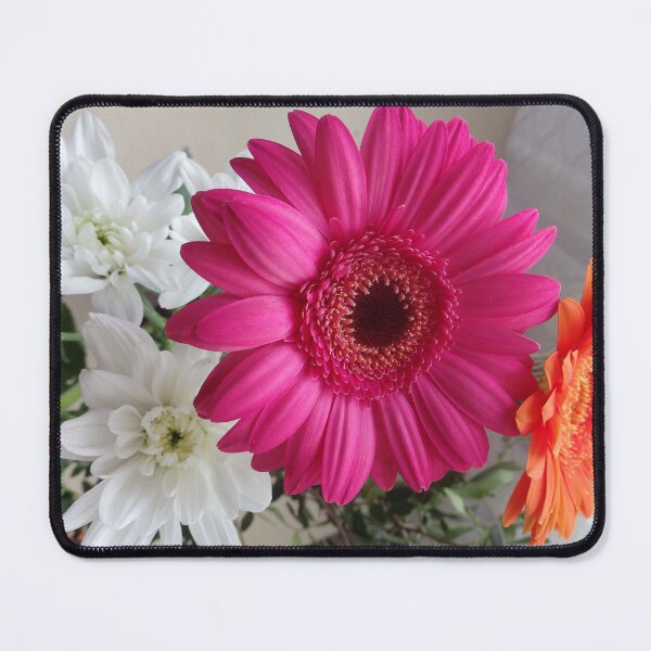 Artikelvorschau, Leuchtend magentafarbene Gerbera- und Blumenstrauß entworfen und verkauft von Betulek.