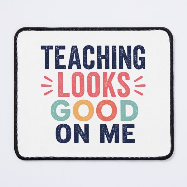 Aperçu de l'œuvre L'enseignement me va bien | T-shirt humoristique pour prof | Design rétro | Cadeau de remerciement pour prof créée et vendue par MAPDDesigns.