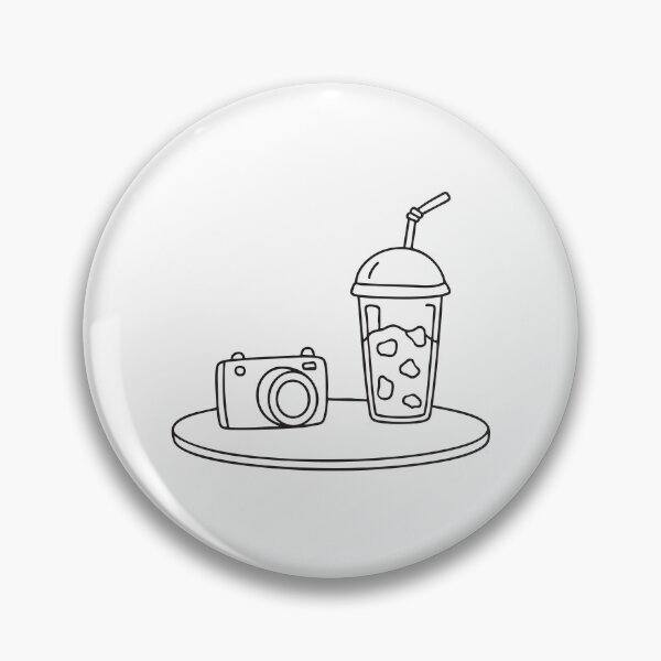Artikelvorschau, Eine Digitalkamera steht neben einem kalten Getränk auf dem Tisch. entworfen und verkauft von rasagamastore.
