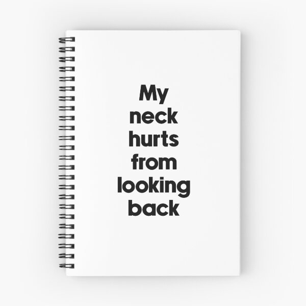 Aperçu de l'œuvre Typographie du texte J'ai mal au cou à force de regarder en arrière Humour sur le vieillissement créée et vendue par TypeboldStudio.
