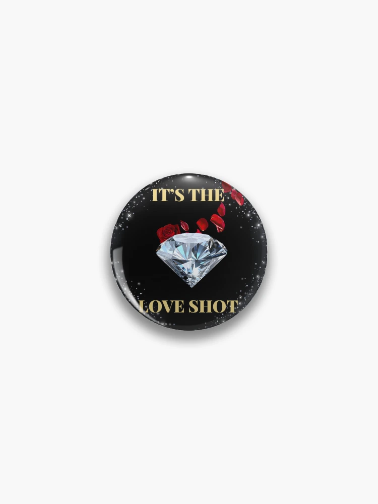 Aperçu 1 sur 3. Badge avec l'œuvre EXO Love Shot Diamant Roses Rouges Glam Kpop Graphique créée et vendue par Gameshalah's Designs Hub.