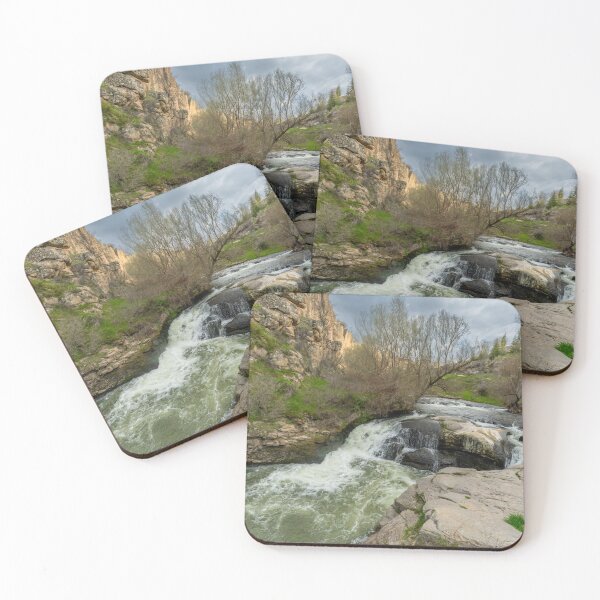 Aperçu de l'œuvre Douces cascades de rivière et falaises créée et vendue par SafariByMarisa.