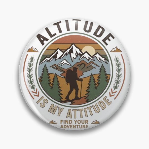 Aperçu de l'œuvre Altitude Is My Attitude Vintage Hiking Mountain Adventure Design créée et vendue par Salma.Store.