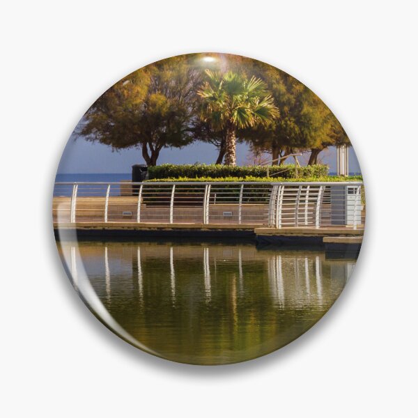 Aperçu de l'œuvre Promenade en bord de mer bordée de palmiers et se reflétant sur la lagune urbaine calme créée et vendue par Nmallia.
