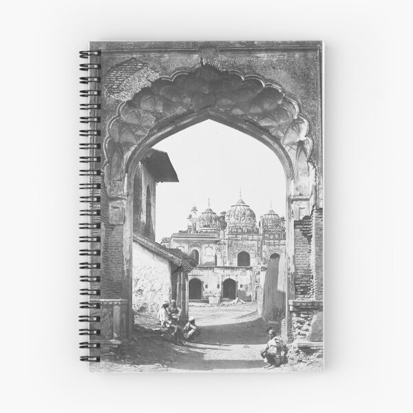 Artikelvorschau, Moschee in der Stadt Delhi, Indien, aus dem Jahr 1858. Landschaftsfotografie in Schwarz-Weiß von Felice Beato. entworfen und verkauft von Astrid Arkhangelsky.