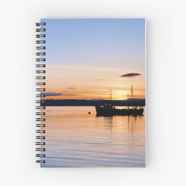 Artikelvorschau, Fischerboot im Morgengrauen, Port Charlotte, Islay entworfen und verkauft von Kasia Design.