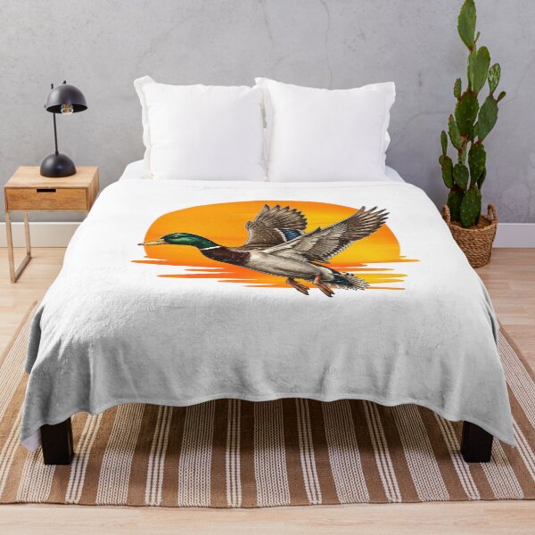 Artikelvorschau, Vintage-Illustration einer fliegenden Stockente im Sonnenuntergang – Wildtiere und Wasservogeljagd entworfen und verkauft von favoprintaart.
