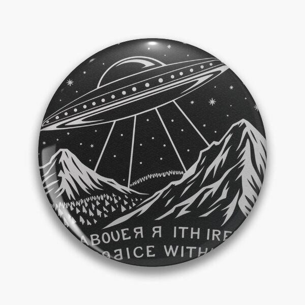Artikelvorschau, Vintage-Weltraumabzeichen mit UFO über Bergen entworfen und verkauft von DerekWinslow.