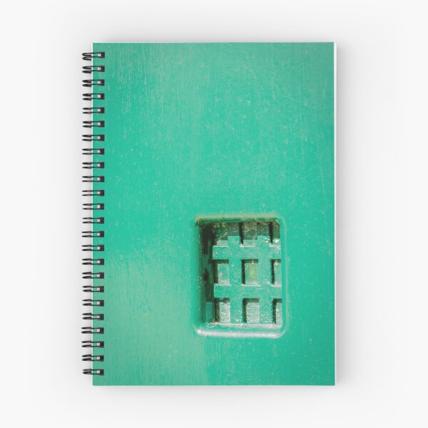 Aperçu de l'œuvre Grille d'aération en métal texturé vert sur porte peinte : gros plan, détail architectural industriel minimaliste créée et vendue par Nmallia.