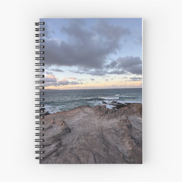 Artikelvorschau, Sonnenuntergang auf Maui über der felsigen Küste entworfen und verkauft von The Art Framing Company.