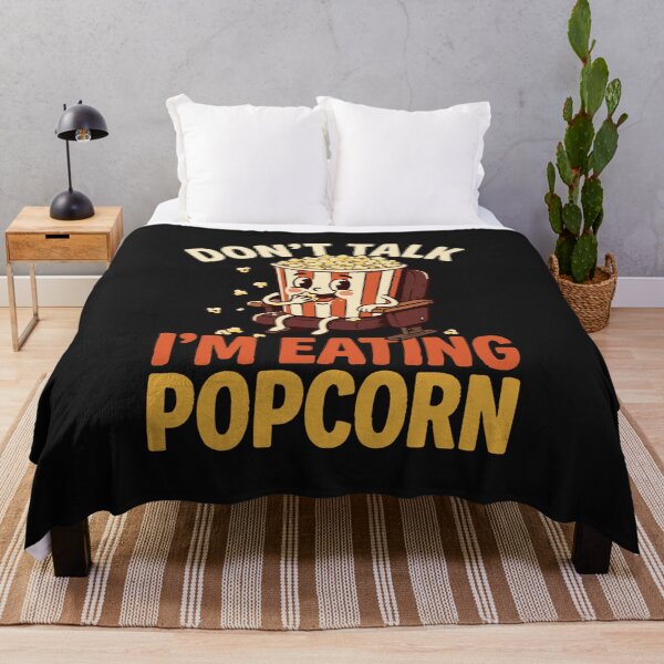 Aperçu de l'œuvre T-shirt classique « Ne parle pas, je mange du pop-corn » style vintage mignon pour cinéphile créée et vendue par pawsome purrfect.